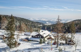 Winterlandschaft mit Berggasthof und Skilift in M&ouml;nichkirchen.