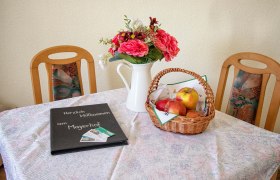 Tisch mit Willkommensgru&szlig;