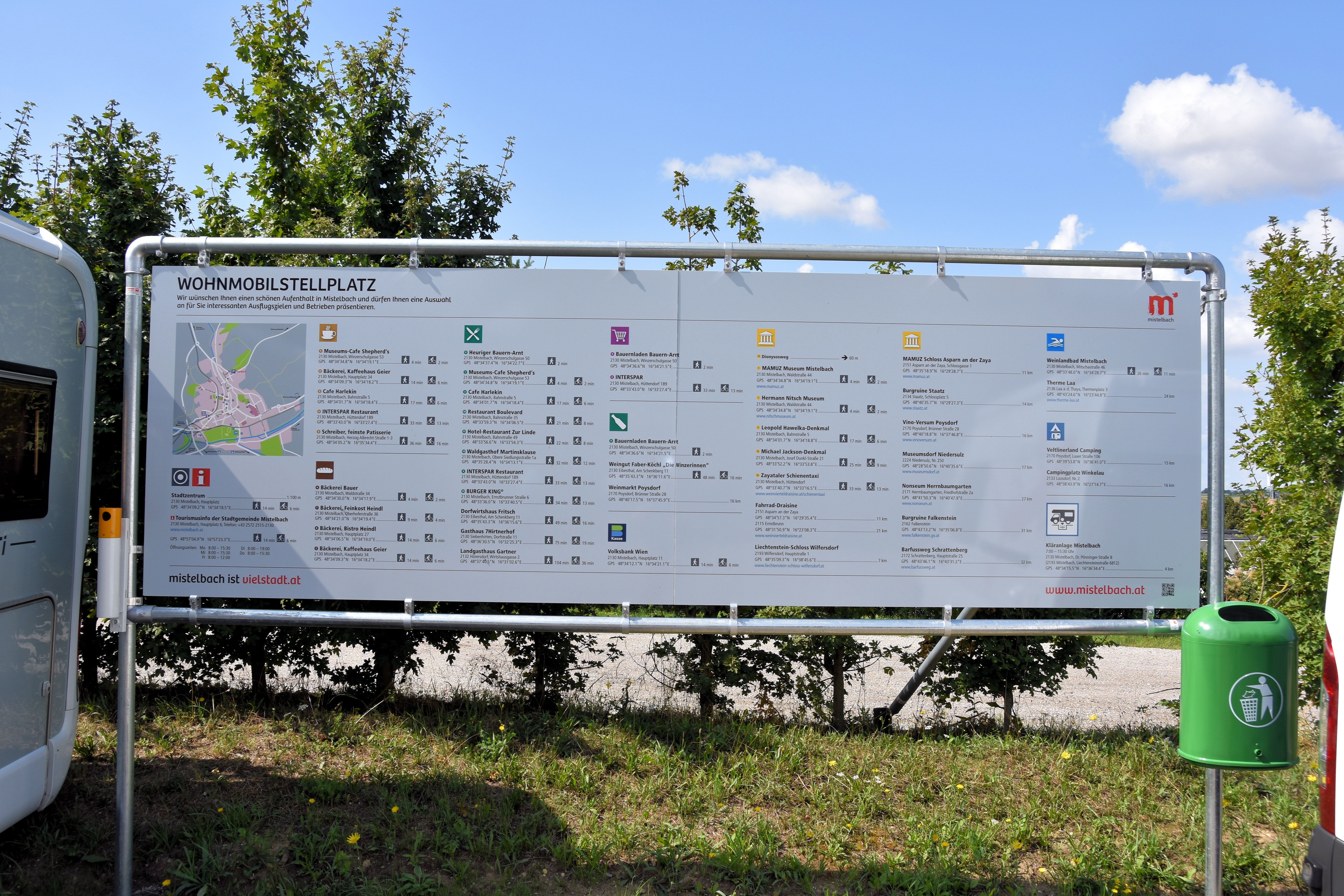 Informationsschild auf einem Wohnmobilstellplatz mit Karte und Text in Mistelbach.