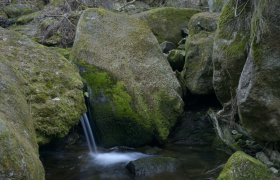 Kleiner Wasserfall zwischen Felsen
