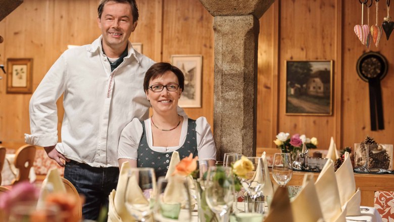 Die Inhaber des Hotel Zum Schwarzen Bären, Martin und Erika Pritz, in ihrem Restaurant