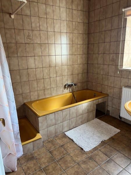 Badezimmer mit Badewanne und Dusche