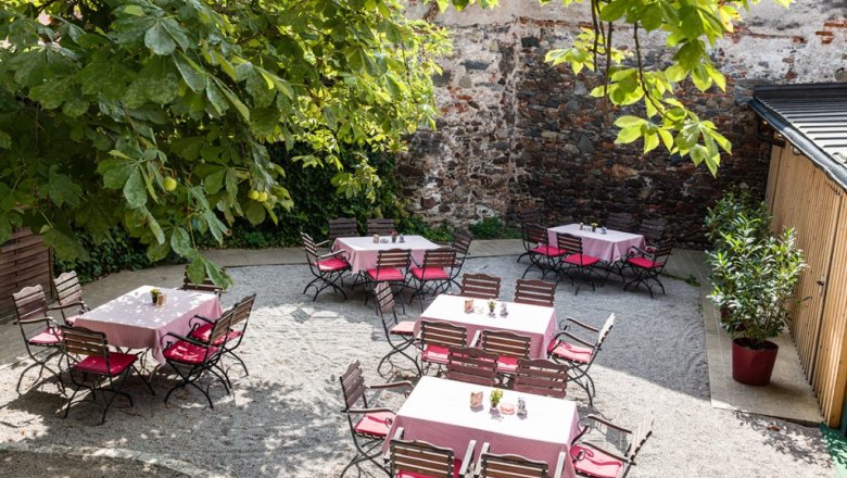 Gesch&uuml;tze Ecke im Gastgarten, &copy; Gasthof Mang