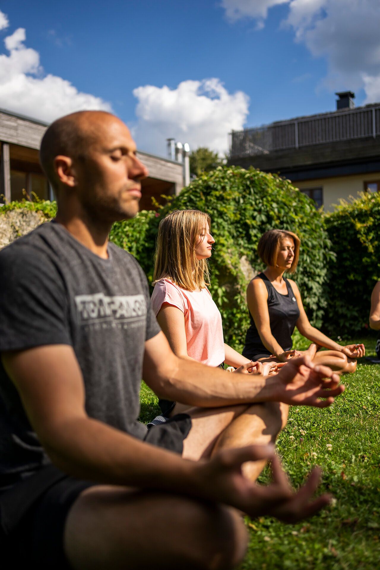 Inmitten der sanften Hügel und der frischen Bergluft finden sich Menschen in meditativer Ruhe. Die harmonische Atmosphäre lädt dazu ein, den Alltagsstress hinter sich zu lassen und neue Energie zu tanken. Umgeben von üppigem Grün und strahlend blauem Himmel wird die Seele hier spürbar leicht.