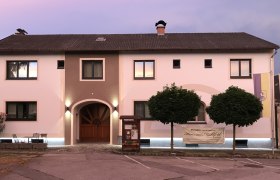 Stra&szlig;enansicht bei D&auml;mmerung, &copy; Susanne Kernbichler