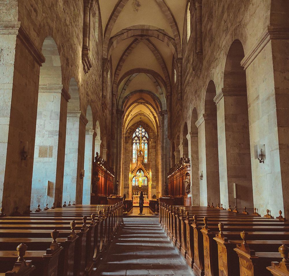 Die majestätischen Steinmauern des Stifts Heiligenkreuz strahlen eine zeitlose Ruhe aus. Sanftes Licht durchflutet den Innenraum und hebt die kunstvollen Details der Architektur hervor, während die Bänke zum Verweilen einladen. Hier, wo Geschichte und Spiritualität aufeinandertreffen, können Besucher die besinnliche Atmosphäre in vollen Zügen genießen.