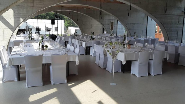 Hochzeitstafel im modernen Teil des Glassalons, &copy; Starlinger