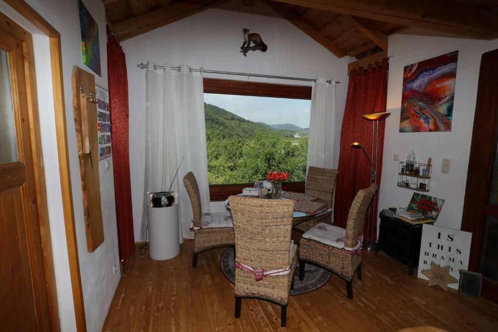 Stühle mit Tisch vor einem Fenster