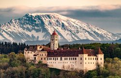 Die majestätische Schallaburg erhebt sich stolz vor der beeindruckenden Kulisse der schneebedeckten Berge. Im Frühling blühen die umliegenden Wiesen in leuchtenden Farben und laden zu einem unvergesslichen Spaziergang ein. Hier verschmelzen Geschichte und Natur zu einem harmonischen Erlebnis.