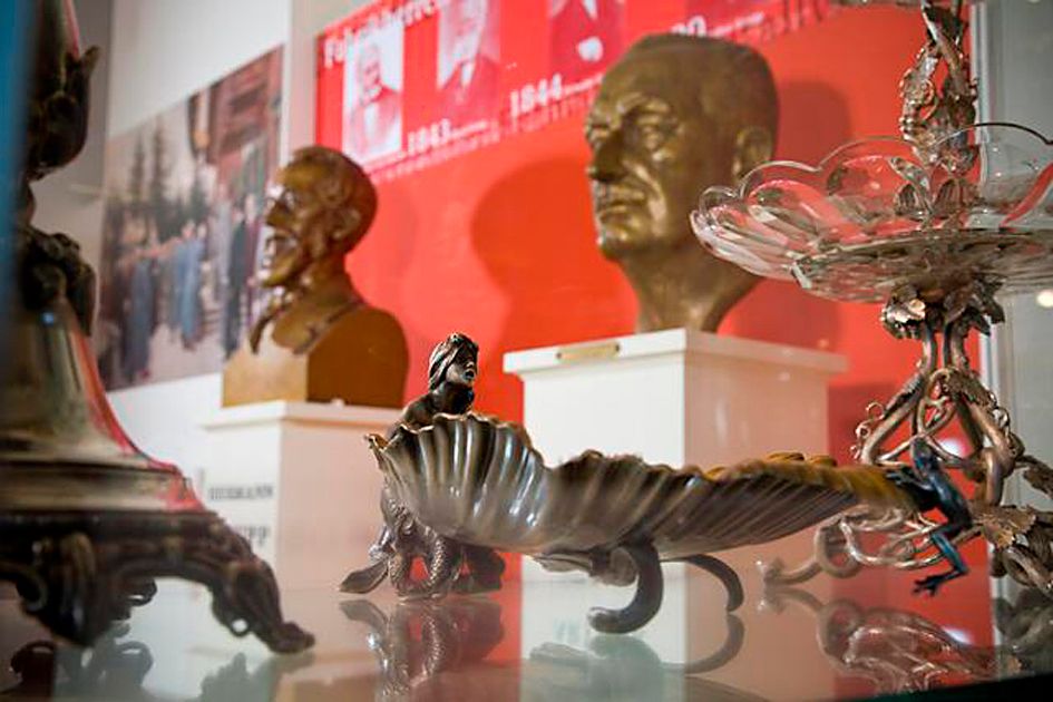 Ausstellungsstücke im Krupp Stadt Museum Berndorf, darunter Büsten und dekorative Objekte.