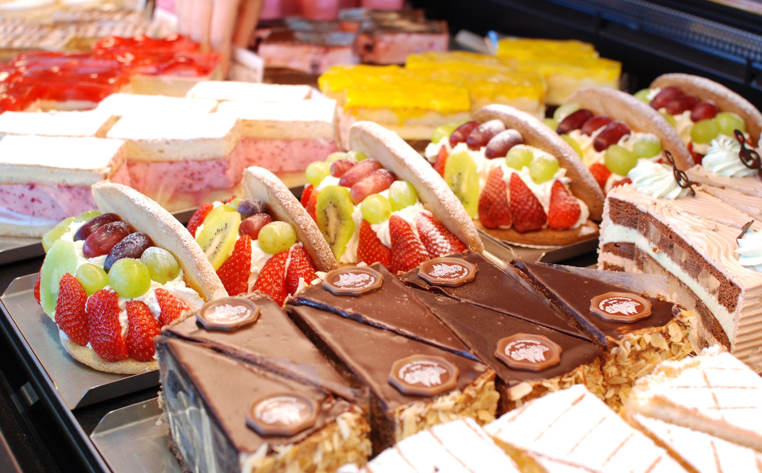 Vitrine mit verschiedenen Kuchen und Torten in einer Konditorei.