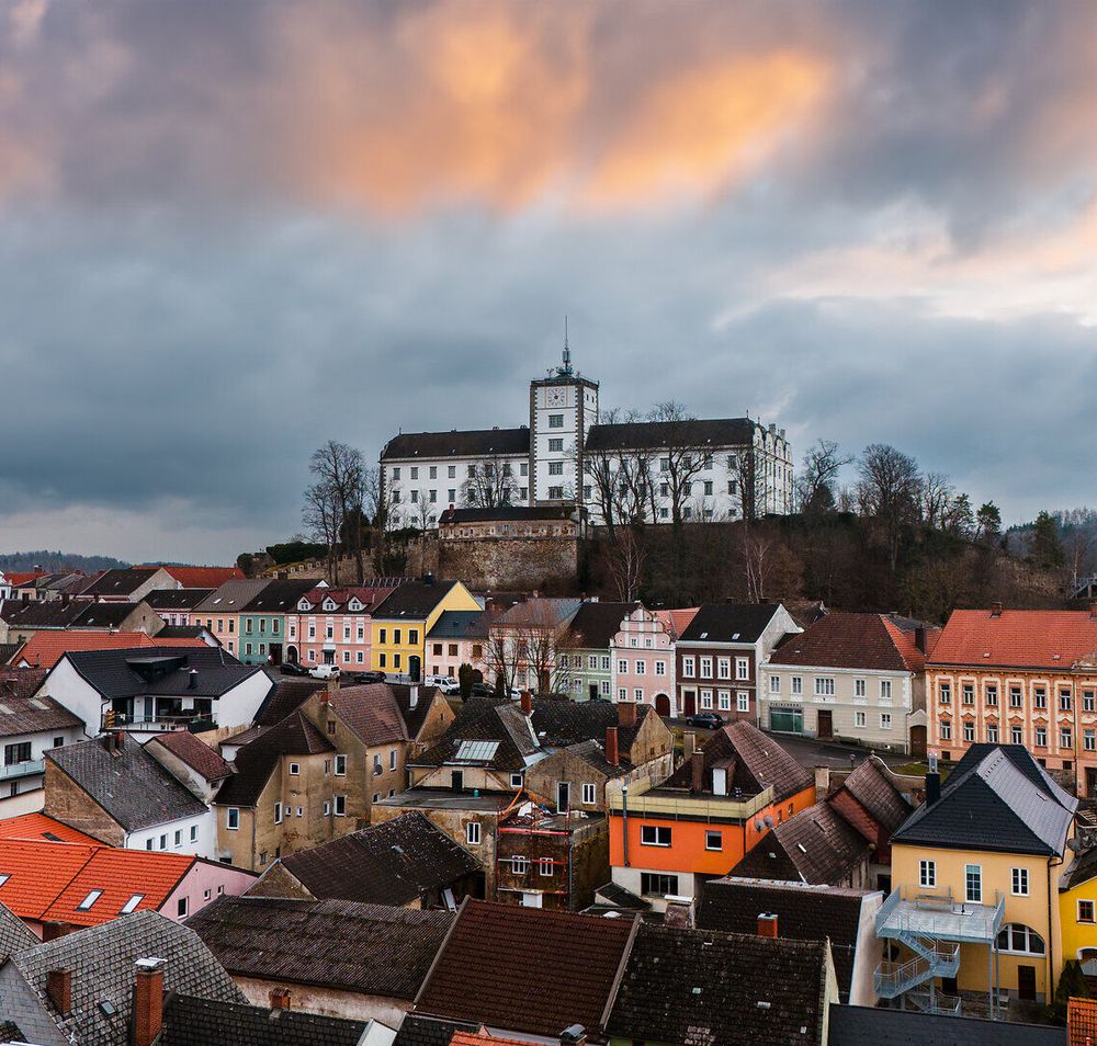 Die charmante Stadt mit ihren bunten Häusern und dem majestätischen Schloss im Hintergrund strahlt eine einladende Atmosphäre aus. Hier, wo die sanften Hügel des Waldviertels auf die historischen Gebäude treffen, können Besucher die Schönheit der Natur und die Kultur in vollen Zügen genießen.