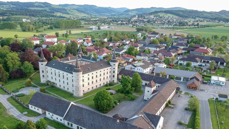 Luftaufnahme Schloss Wolfpassing mit Blick auf Steinakirchen, © Lukas Hürner