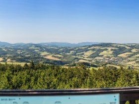Ausblick von der Aussichtswarte am Hutwisch, © Wiener Alpen / Franz Zwickl