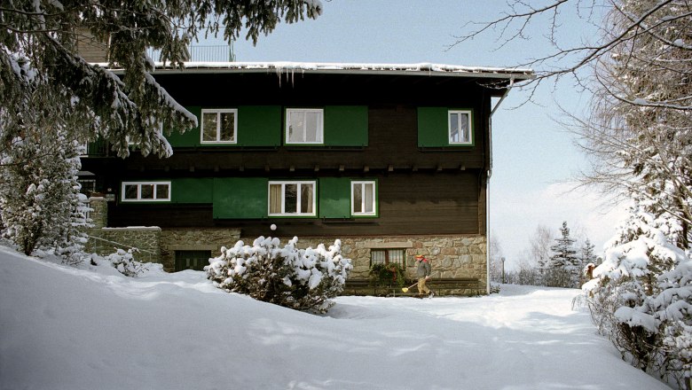 Uriges Hotel in verschneiter Winterlandschaft