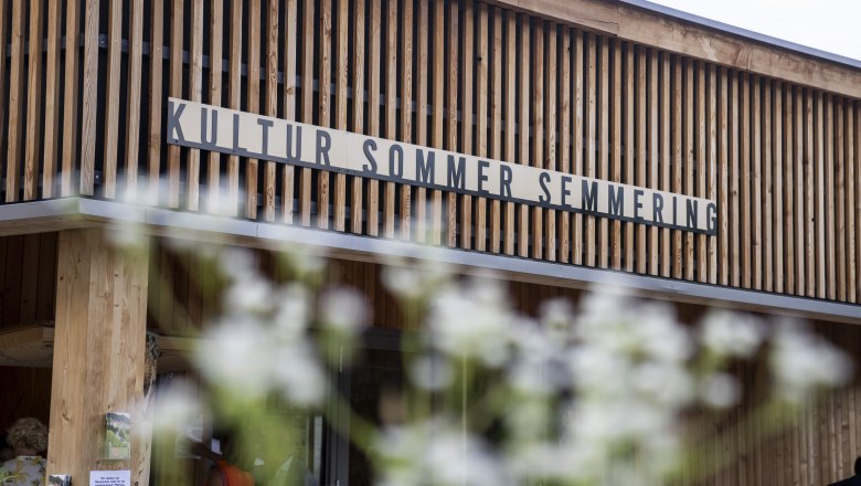 Kulturstätte aus Holz von außen mit der Aufschrift "Kultur Sommer Semmering"