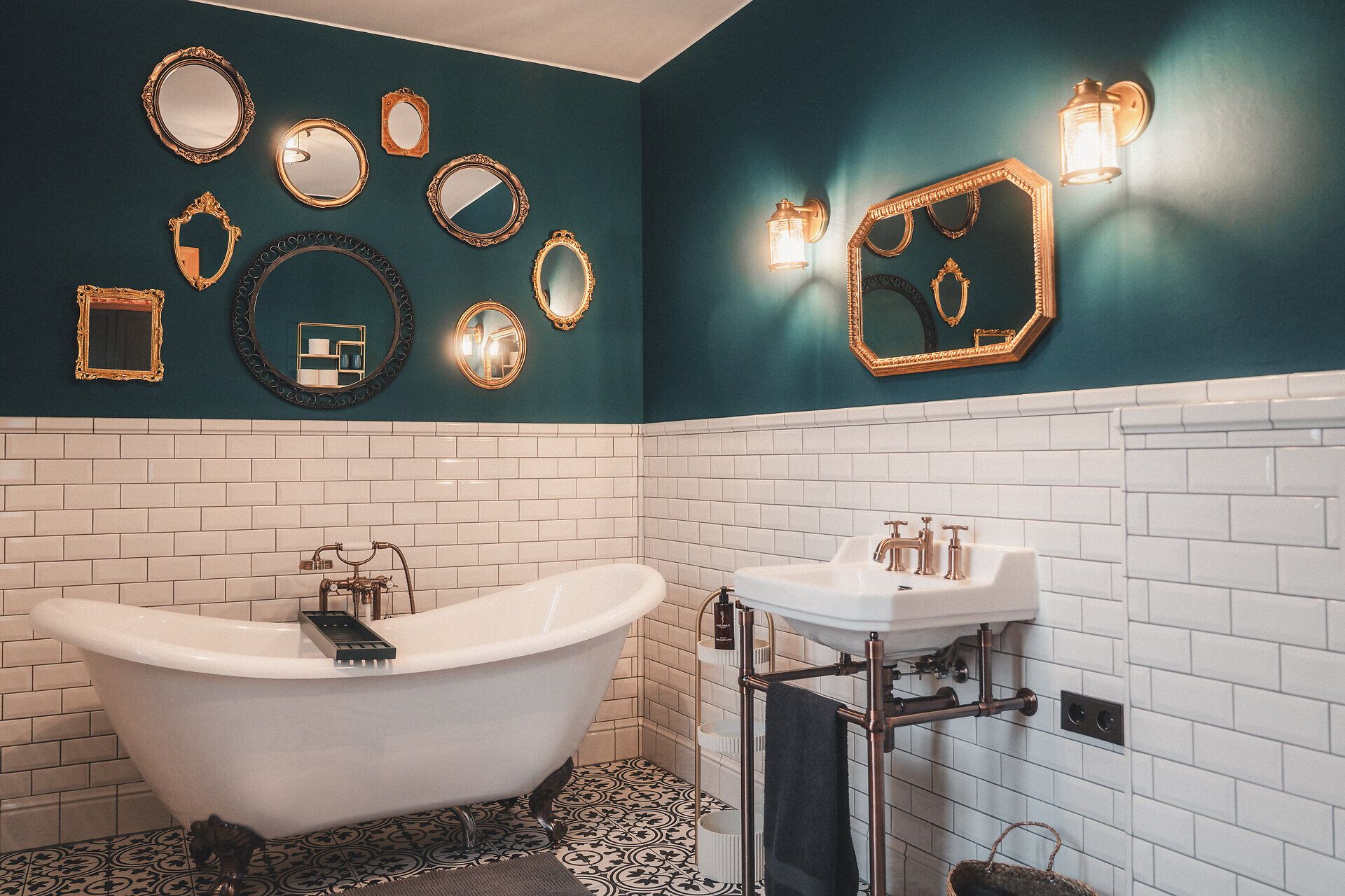 Badezimmer mit freistehender Badewanne