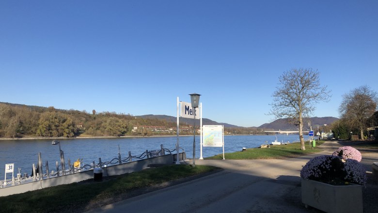 Anlegestelle Nr. 31 in Melk an einem sonnigen Tag mit Blick auf die Donau und umliegende Landschaft.