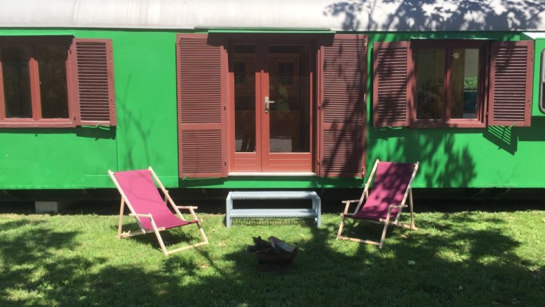 Gep&auml;ckwagen mit schattigem Vorgarten, &copy; M. Schorn