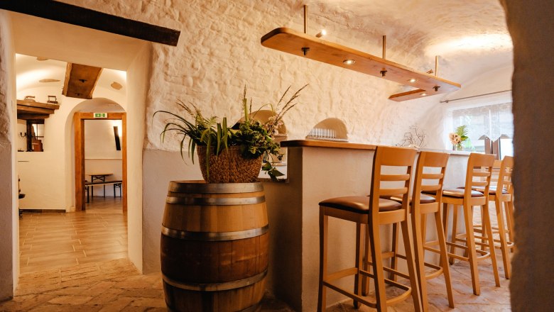 Gemütliches Stüberl mit Barhockern und rustikaler Einrichtung.
