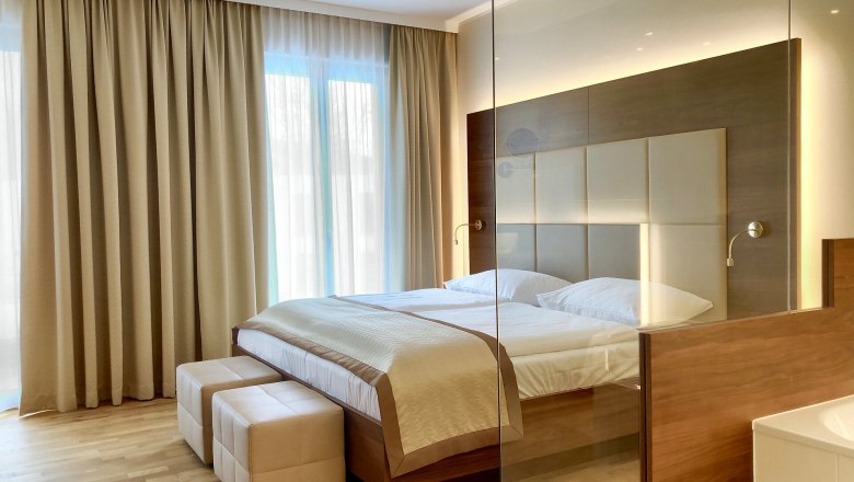 Doppelbett in einer Suite