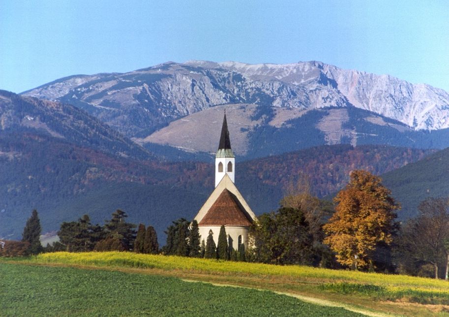 Kirche vor Berglandschaft in Ternitz, Österreich.