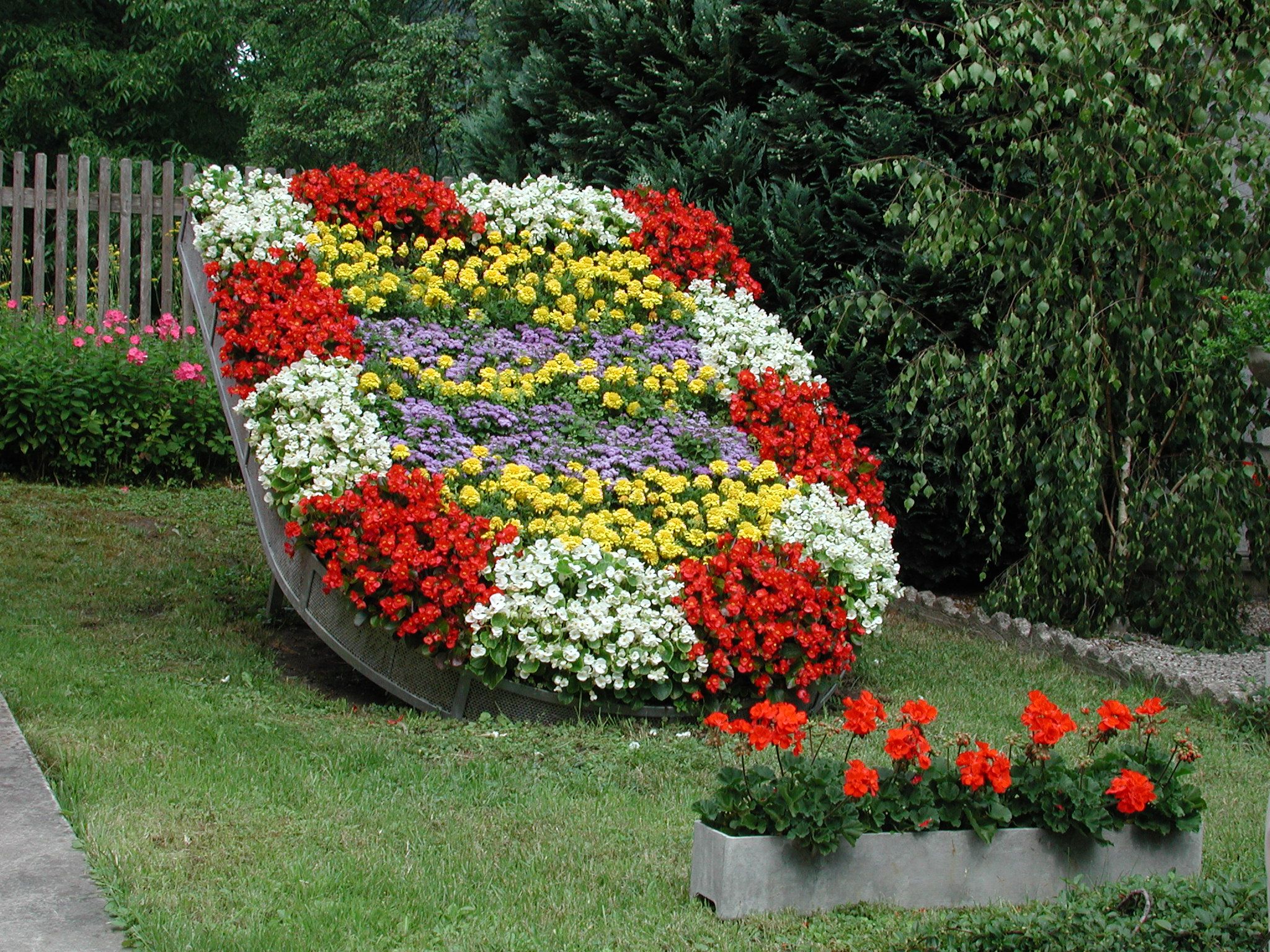 Ein Blumenbeet in Form eines Wappens mit bunten Blumen.
