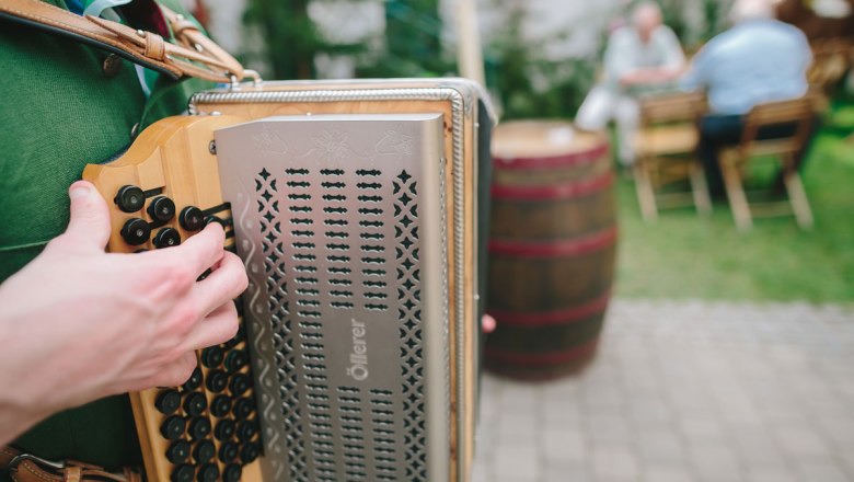 Im Wienerwald wird der junge Wein jeden Frühling aufs neue begrüsst!, © Niederösterreich-Werbung/Roman Seidl