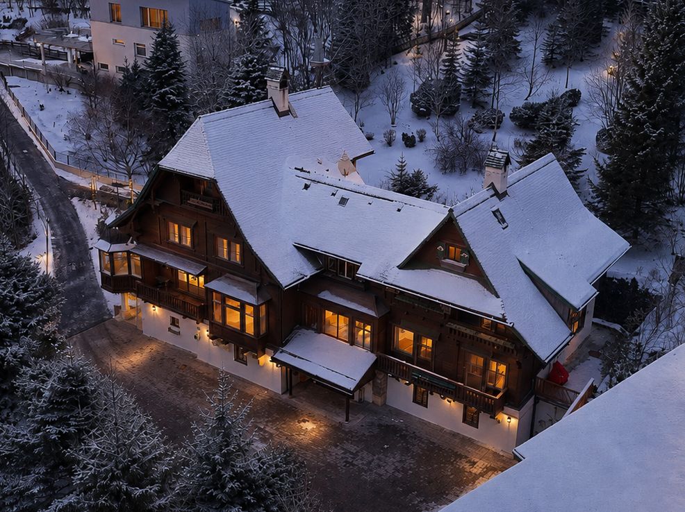 Villa Schönthaler bei Nacht mit Schnee