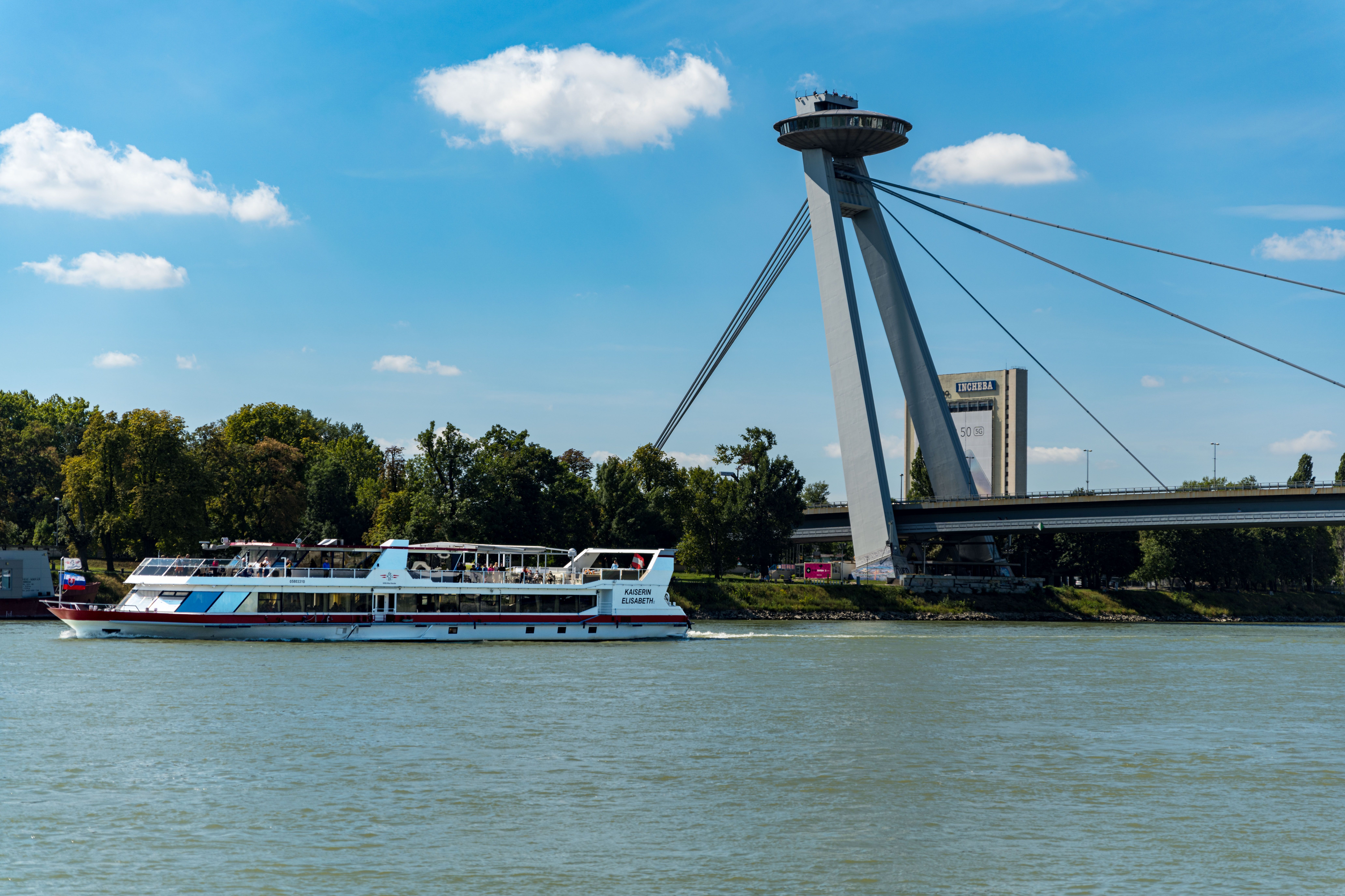 MS Kaisering Elisabeth auf der Donau bei Bratislava. Im Hintergrund eine Brücke.