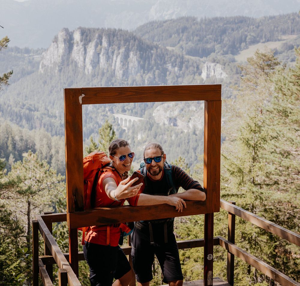 Zwei Wanderer machen vor dem 20-Schilling Blick ein Selfie