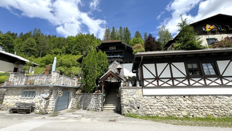 Zugang zu dem Ferienhaus, das aus Steinen erbaut wurde., © Haus Anton