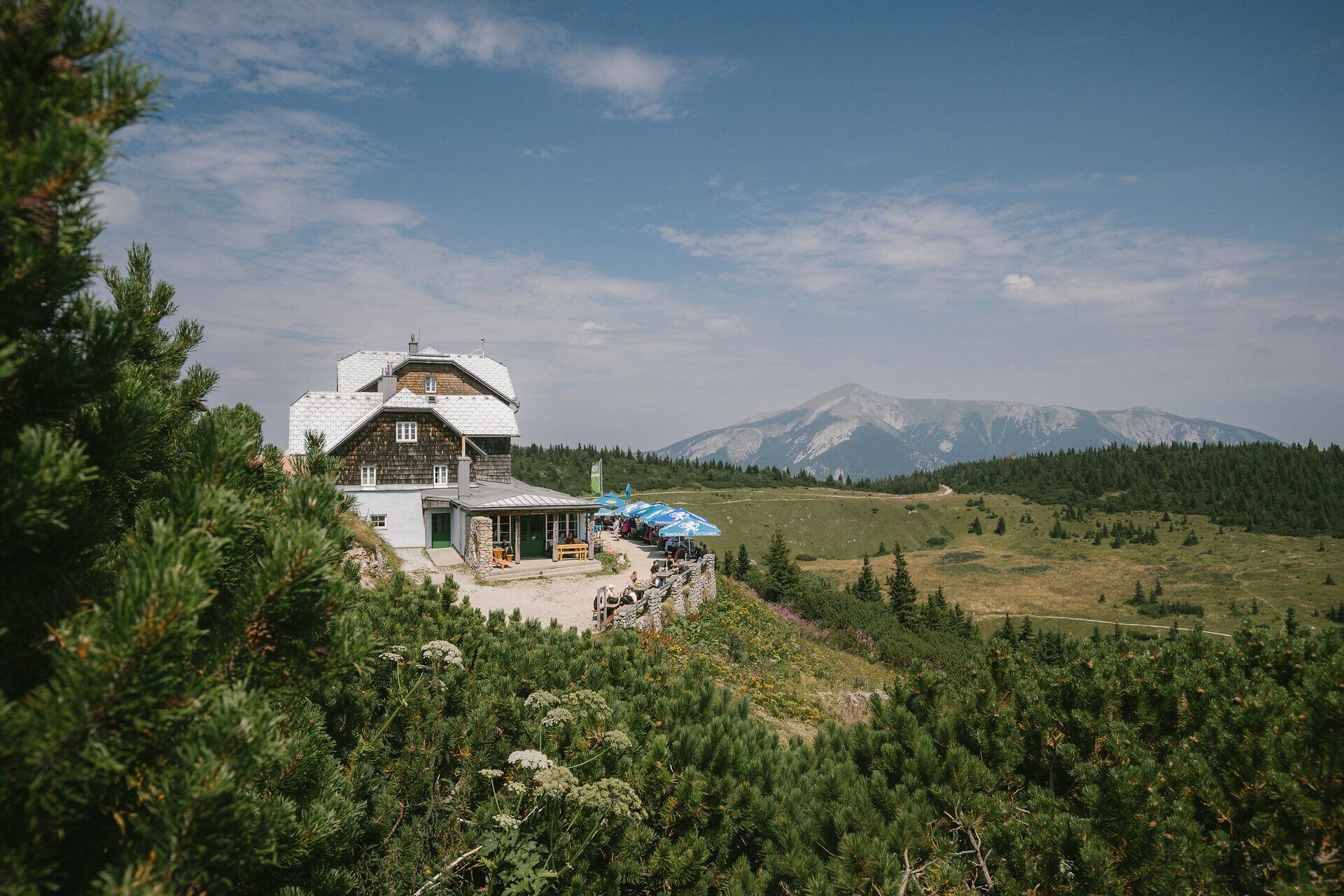Außenansicht des Ottohauses auf der Rax mit Panoramablick auf die Berge