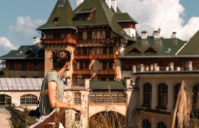 Umgeben von majestätischen Bergen und üppigem Grün, lädt die Atmosphäre zum Verweilen ein. Die historische Architektur des Südbahnhotels harmoniert perfekt mit der atemberaubenden Landschaft, die sich im Hintergrund entfaltet. Hier erleben Besucher die Schönheit des Bergsommers in Niederösterreich.