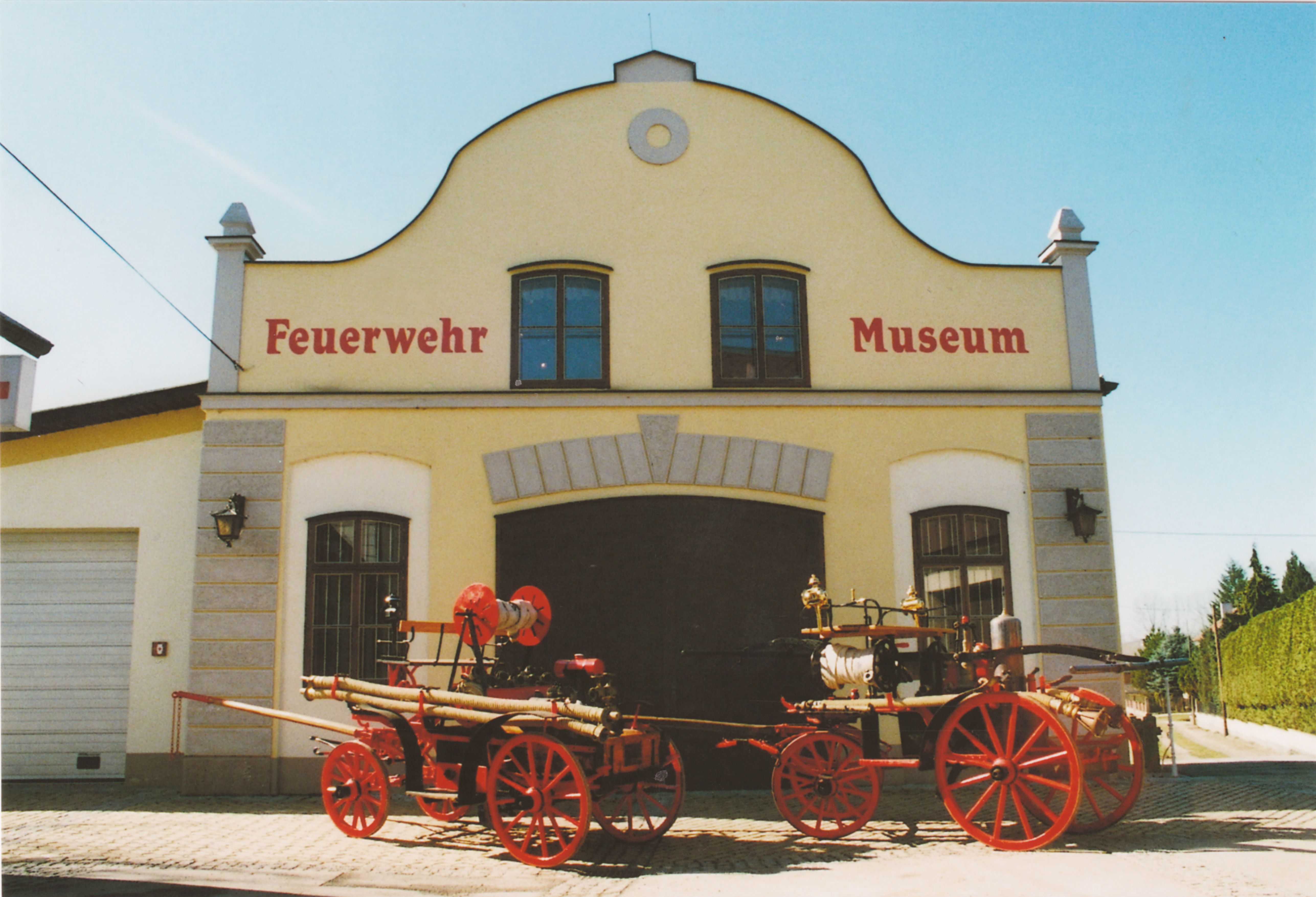 Historische Feuerwehrwagen vor dem Feuerwehrmuseum St. Leonhard am Forst.