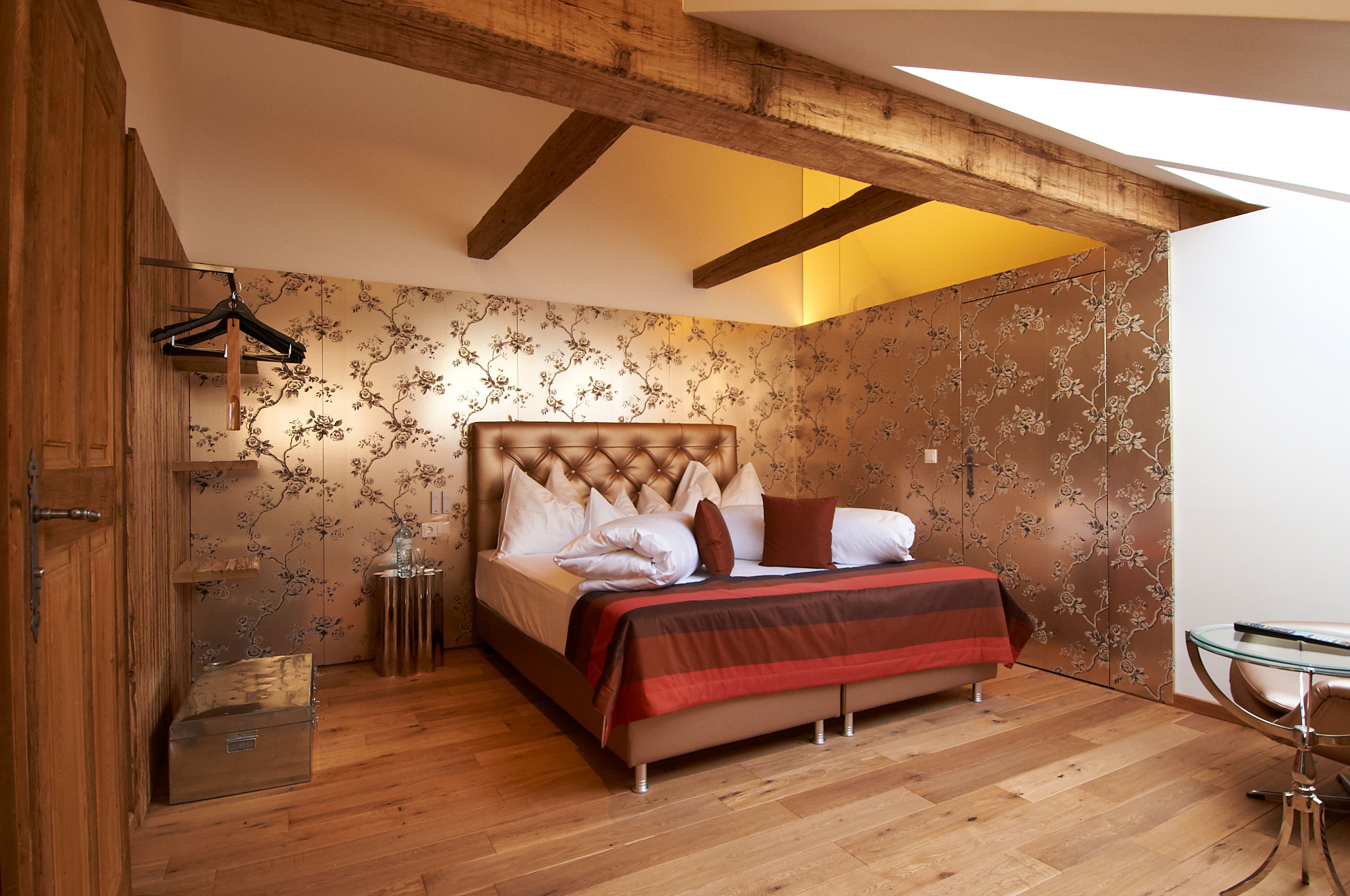 Garten mit Pool, Liegestühlen und Sonnenschirmen im Hotel Landhaus Moserhof.