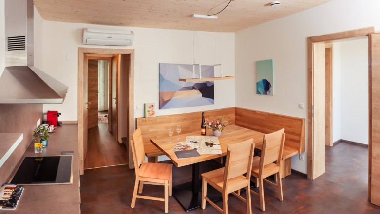 Moderner Essbereich im Chalet mit Holzm&ouml;beln und Kunst an den W&auml;nden.