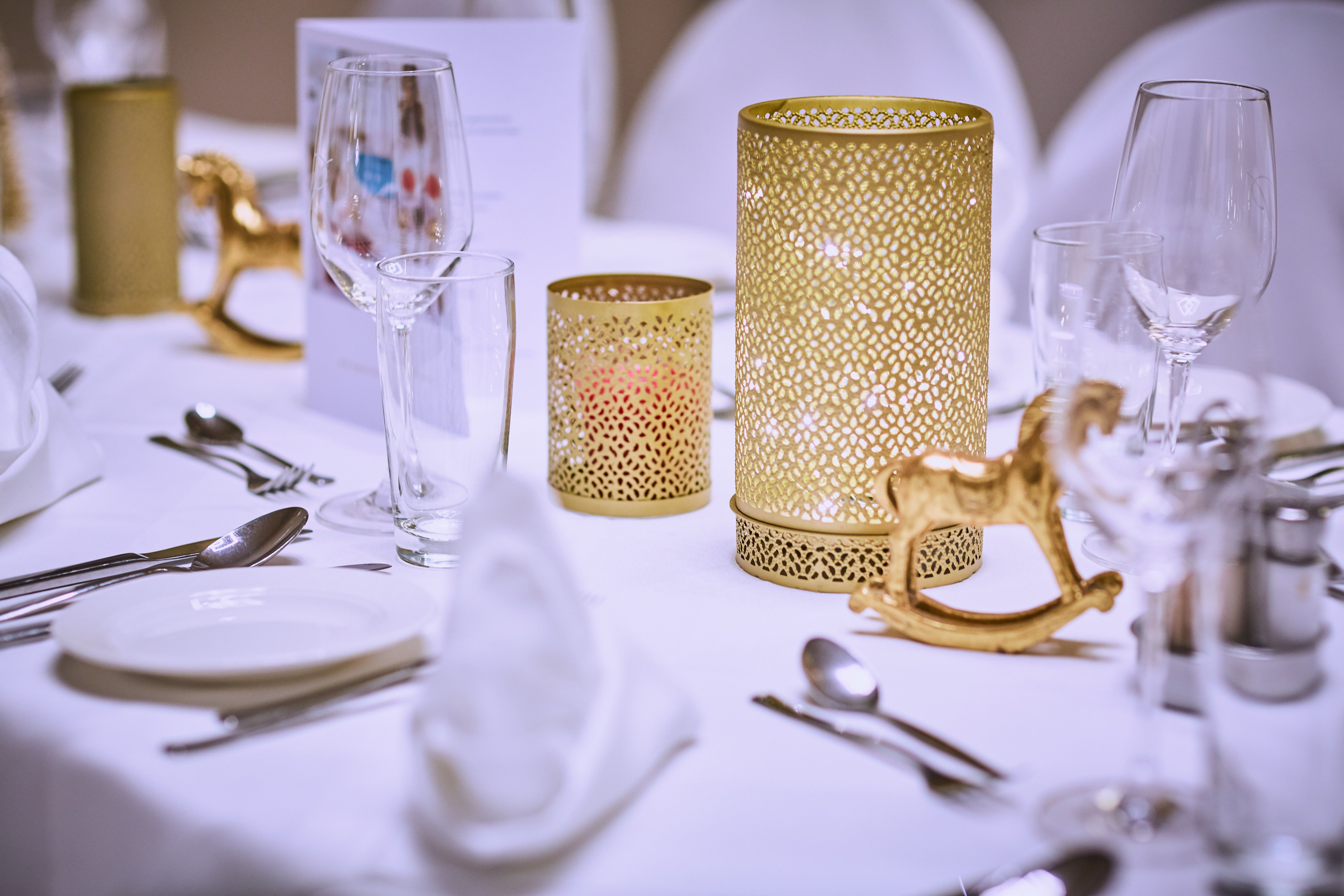 Festlich gedeckter Tisch in Gold und Weiss im Schloss Luberegg