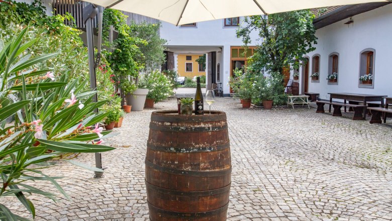 Hof Weingut Höllerer, © Nicole Höllerer Hof Weingut Höllerer, © Nicole Höllerer