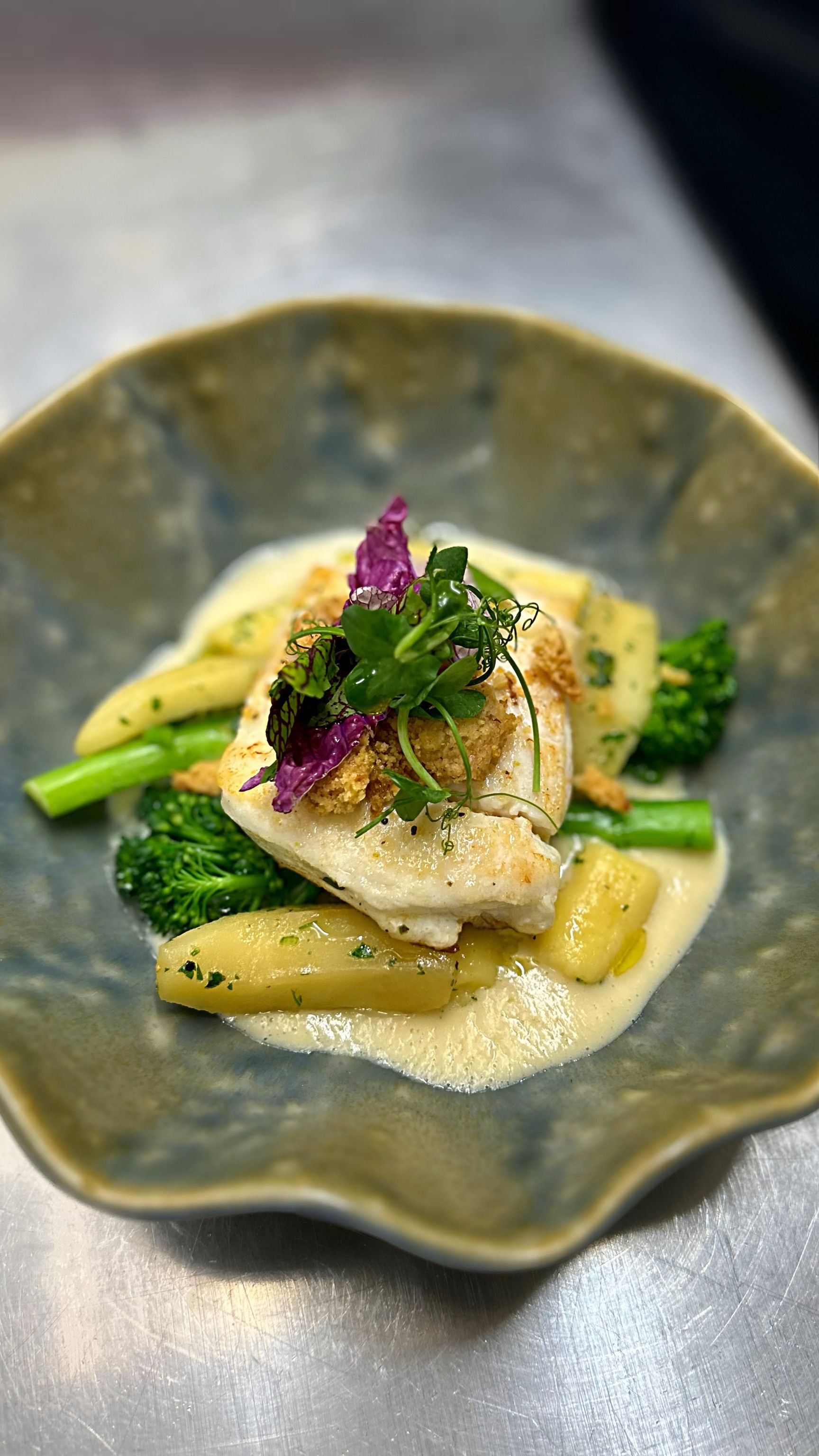 Heilbutt mit Gnocchi, Schmorapfel & Walnuss Crumble an Sellerie Beurre Blanc