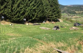 3D-Bogenparcours mit Zielen und Wald im Hintergrund.