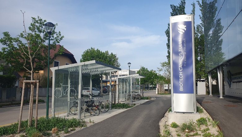 Fahrradabstellplatz mit Ladestation am Biotech Campus Tulln.