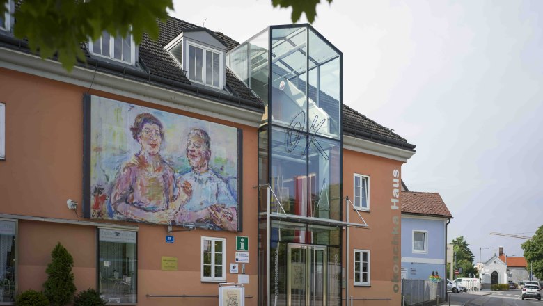 Au&szlig;enansicht des Oskar Kokoschka Hauses mit gro&szlig;em Gem&auml;lde an der Fassade.