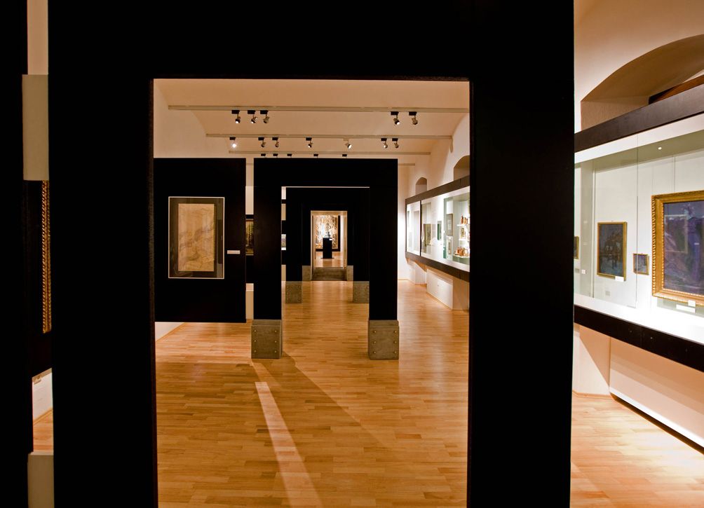 Innenansicht des Stadtmuseums St. Pölten mit Ausstellungsstücken und Gemälden.