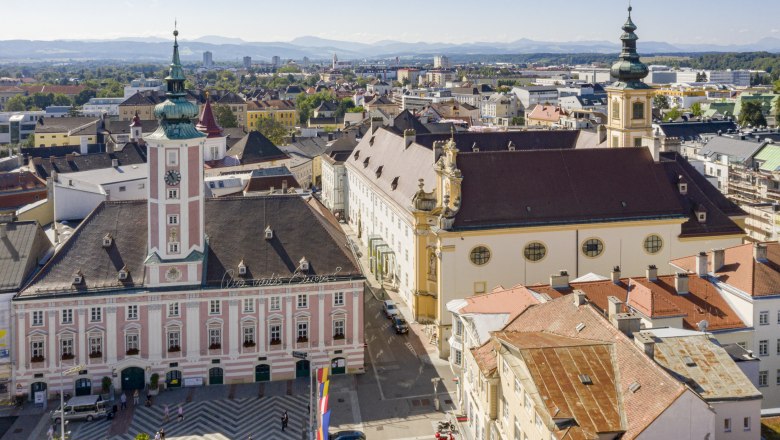 Rathaus und Karmeliterhof, &copy; schwarz-koenig.at