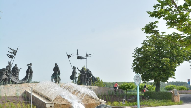 Blumenbeet mit Nibelungenbrunnen im Hintergrund