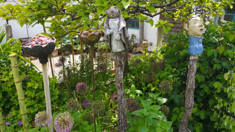 Garten mit Skulpturen und Pflanzen