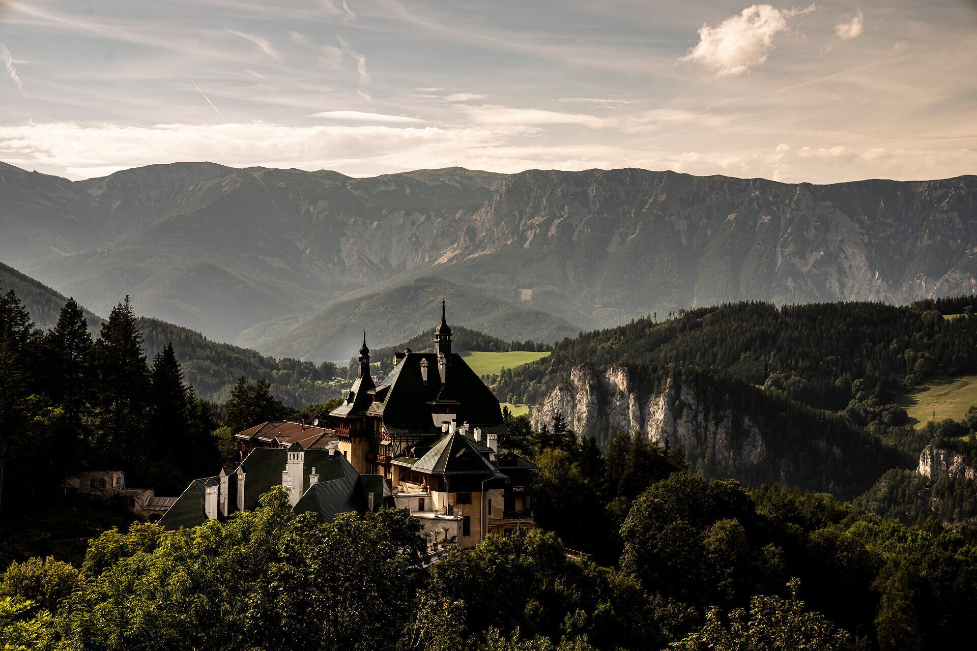 Blick auf das Südbahnhotel Semmering mit der Rax im Hintergrund