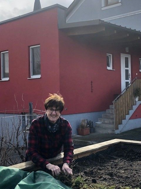 Emma Böhm bei der Gartenarbeit, Ferienwohnung Böhmer