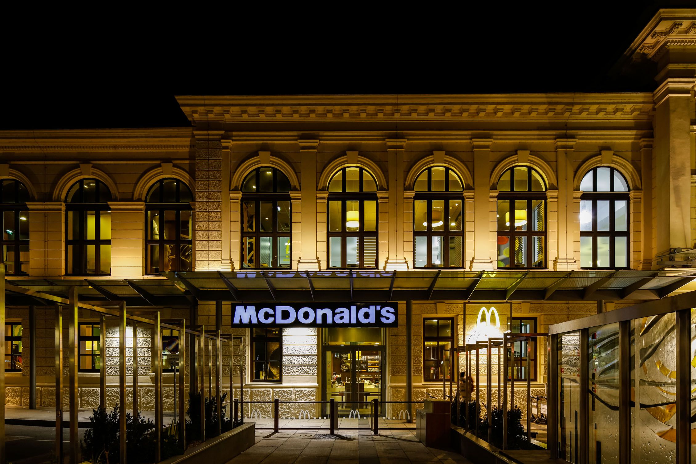 McDonald's Restaurant in einem historischen Gebäude bei Nacht.